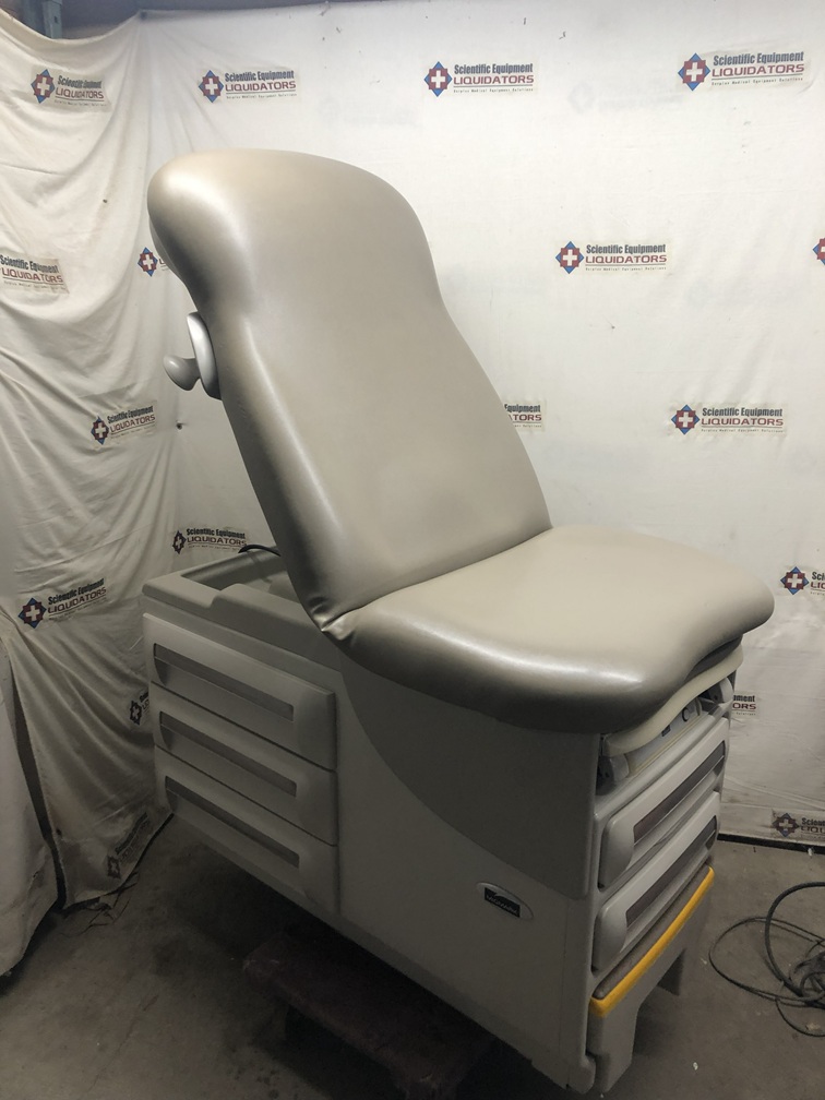 Midmark 604-002 Examination Table (Right Side Drawers)